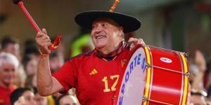 «مانولو» يتوقف عن تشجيع منتخب إسبانيا بعد 43 عاماً