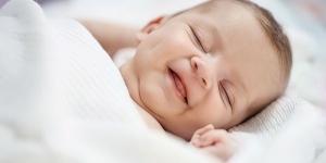 لماذا يضحك الأطفال أثناء نومهم؟