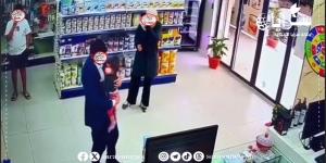 بالفيديو  ..  صيدلي ينقذ طفلة من الاختناق داخل صيدلية في مادبا