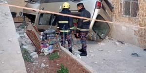 تدهور حافلة وسقوطها داخل منزل في حي الرشيد دون اصابات