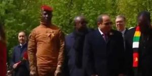 الرئيس السيسي يشارك في وضع الزهور على النصب التذكاري لقبر الجندي المجهول في روسيا