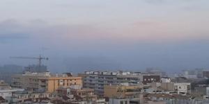 سحب سامة تحاصر 160 ألف شخص في منازلهم