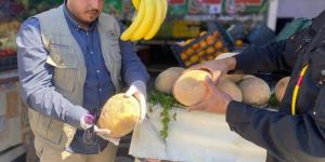 البيضاء | مركز الرقابة يسحب عينات من البطيخ ويخضعها للفحص المخبري
