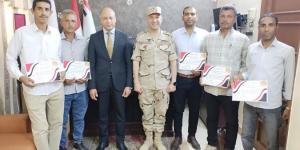 المستشار العسكري يُكرم عددًا من العاملين بمديرية التموين بقنا