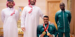 ولي العهد يستقبل عبدالرحمن القرشي بمناسبة تحقيقه ذهبية دورة الألعاب البارالمبية في باريس