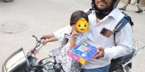 عامل توصيل طلبات يصطحب ابنته على دراجته النارية