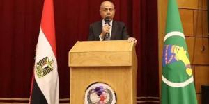 محافظ المنيا يكرم عددًا من أسر الشهداء والمصابين