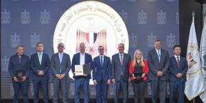 وزير الاستثمار يسلم 6 رخص ذهبية جديدة لعدد من المشروعات الاستثمارية