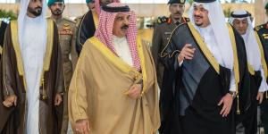 ملك البحرين يصل إلى الرياض وفي مقدمة مستقبليه نائب أمير المنطقة