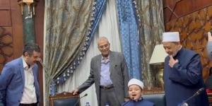شيخ الأزهر يحتفي بالطفل أنس ربيع متقن حفظ المتون