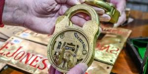 بريطاني يرث 200 قفل من القرن 19