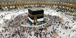 رفع كسوة الكعبة تمهيداً لموسم الحج