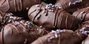 طريقة عمل حلوى "التمر بالفول السوداني والشيكولاته"