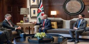 الملك يستقبل مستشار الأمن القومي البريطاني في قصر الحسينية