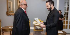 السفير المصري غير المقيم يقدم أوراق اعتماده إلى رئيس السلفادور
