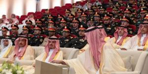 رعى تخريج دفعتين من "القيادة والأركان" و"الدراسات العسكرية" .. وزير الحرس الوطني يدشن «برنامج الحرب»