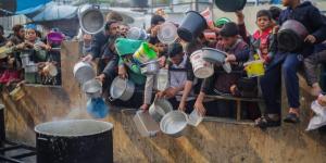 «من أجل كَسْرَةِ خبز».. مقتل أب لـ 6 بنات في غزة