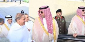 رئيس وزراء باكستان يصل جدة لأداء مناسك العمرة