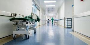 "شلوت انت وامك" مواطن يروي لـ سرايا تفاصيل وفاة والدته في مستشفى حكومي