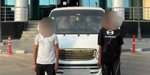 ضبط سائق ميكروباص وآخر بتهمة تعاطي الحشيش في أثناء استقلالهما السيارة بالجيزة