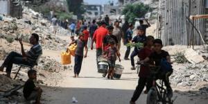 مقتل عشرات الفلسطينيين في غزة جراء الغارات والتجويع