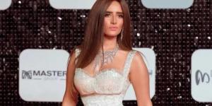 زينة تجسد شخصية مذيعة في مسلسل ورد وشوكولاتة