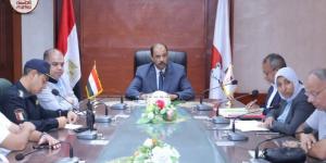 محافظ سوهاج يبحث مقترحات تطوير شارع المحطة بوسط العاصمة