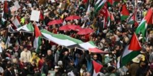 شارك 300 ألف فى التظاهرات..الأستراليون يتحدون الأمطار وينظمون أكبر مظاهرة بجسر سيدنى من أجل غزة.. صور