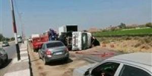 انقلاب سيارة زيت طعام على طريق الزنكلون بالزقازيق
