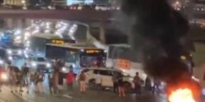 اشتباكات عنيفة بين الشرطة ومتظاهرين ضد حكومة نتنياهو وسط تل أبيب.. فيديو