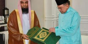 رئيس الوزراء الماليزي يستقبل إمام وخطيب المسجد النبوي