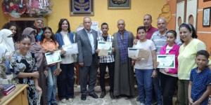 وكيل وزارة التعليم بأسيوط يكرم الطلاب الفائزين بالمراكز الأولى