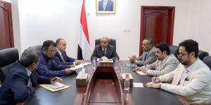 بعد توقفه عن العمل.. بن بريك يوجه بتخصيص موازنة عاجلة لإعادة تشغيل مستشفى 22 مايو