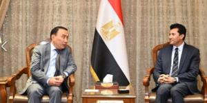 وزير الشباب والرياضة وسفيركزاخستان يجتمعان لتعزيزالتعاون المشترك