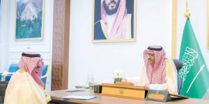 حسام بن سعود يطلع على برامج جامعة الباحة