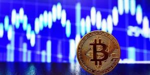 بيتكوين قرب مستوى قياسي مع دعم المستثمرين لسوق العملات المشفرة