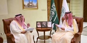 مُحافظ جدَّة يستمع لخدمات المسافرين والمعتمرين
