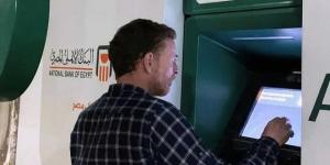 قرارات جديدة للبنك الأهلي المصري.. 10 آلاف دولار للمسافر ورفع سقف الإيداع عبر ATM
