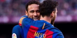 تحمل صورة ميسي.. هدية غريبة لنيمار (فيديو)