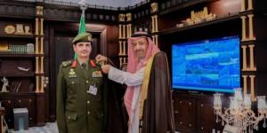 حسام بن سعود يقلد مدير جوازات الباحة رتبته الجديدة
