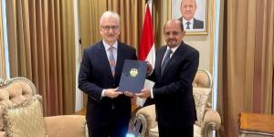 تسليم أوراق اعتماد السفير الألماني لدى اليمن وتعزيز التعاون الثنائي بين البلدين