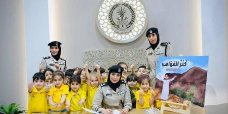 د.ابتهال بالعمى توقع «كنز المواهب» في جناح شرطة الشارقة بالقرائي للطفل