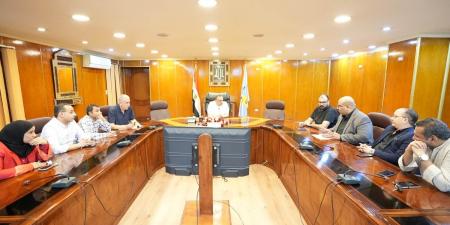 محافظ أسيوط يناقش تطوير الخدمات مع أصحاب شركات السياحة