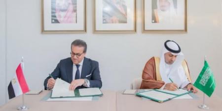 وزير الصحة يوقع مذكرة تفاهم مع نظيره السعودي للتعاون في عدد من المجالات الصحية الهامة لمواطني البلدين