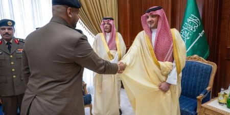 عبدالعزيز بن سعود يلتقي مدير عام مكافحة المخدرات وقيادات المكافحة في المدينة