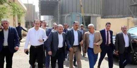 محافظ الشرقية يتفقد صوامع الغلال المعدنية ومطحن عرابي بمدينة الزقازيق