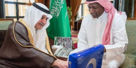 أمير تبوك يطلع على أهداف وبرامج جمعية أصدقاء