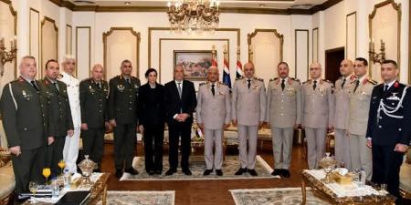 الفريق أول عبدالمجيد صقر يلتقى وزير الدفاع القبرصى 