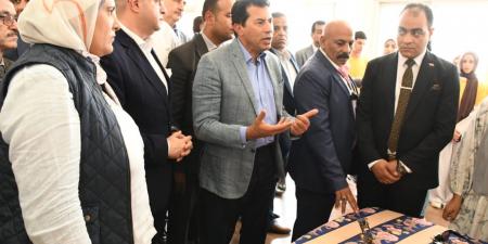 وزيرالشباب ومحافظ بني سويف يتفقدان الأنشطة بمركز التنمية الشبابية