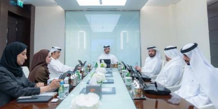 سلطان بن أحمد يترأس اجتماع «الشارقة للإعلام» ويطلع على أحدث عربات البث الخارجي